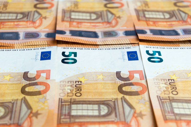 50 euro notes lined up