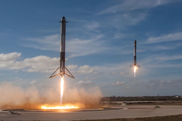 SpaceX Falcon Heavy landing at Kennedy Space Center